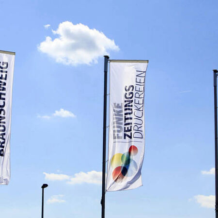 Flaggen an Masten. Produziert von sign point GmbH aus Braunschweig.