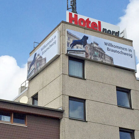 Leuchttafel Hotelbeschilderung. Produziert von sign point GmbH aus Braunschweig.